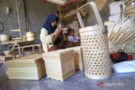 Kerajinan anyaman bambu di Jombang