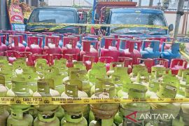 Polres Karawang ungkap sindikat pengoplos elpiji 3 kilogram bersubsidi