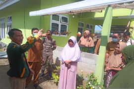 Bupati Gorontalo serahkan bantuan bagi korban angin puting beliung