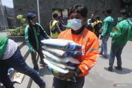 Pembagian beras untuk pengemudi ojek daring