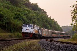10 perjalanan kereta api jarak jauh persingkat waktu tempuh