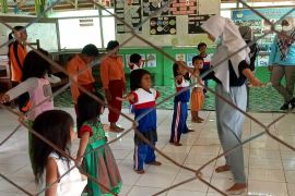 Lagu "Hujan Rintik" di Sekolah Alam Binaan PT SAL untuk Orang Rimba