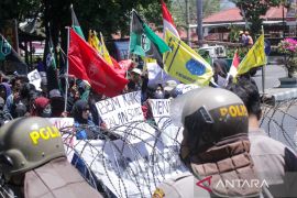 Mahasiswa Situbondo demo tolak kenaikan BBM, wakil rakyat janji sampaikan aspirasi