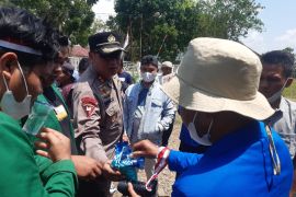 Humanis, Kapolres Palas bagikan permen kepada mahasiswa pengunjuk rasa tolak kenaikan harga BBM