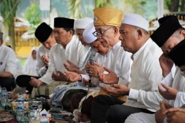 Syah Afandin berzikir bersama Syekh H Amran Waly Al-Khalidi