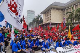 Buruh dan mahasiswa padati Jalan Thamrin suarakan soal penyesuaian BBM