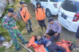 Relawan MRB evakuasi seorang pendaki di Gunung Bawakaraeng