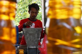 Pengolahan sampah plastik menjadi solar di Madiun