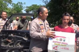 Dikira razia, sopir di Ngawi kaget dapat sembako dari polisi