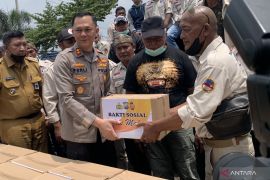 Polres Malang bagi-bagi sembako untuk pengemudi jip Bromo