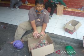 Uang jutaan rupiah penjaga sekolah rusak dimakan rayap