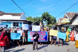 Terdampak pelebaran jalan, Warga Jangkar Situbondo unjuk rasa ganti rugi