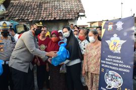 Polresta Sidoarjo dan Alumni Untag salurkan bantuan penyesuaian harga BBM