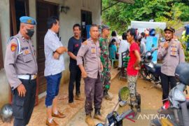 Polisi dan BPBD Samarinda evakuasi korban  tanah longsor