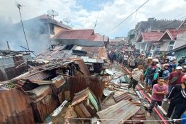 Lima petak rumah di belakang Pasar Aur Kuning Bukittinggi hangus terbakar