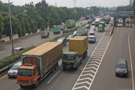 Hoaks! Mobil merah "ngumpet" di bawah truk, hindari polisi