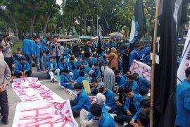 Lebih sepekan demo penolakan kenaikan BBM bergulir di DPRD Riau