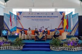 SKK Migas sosialisasi peran industri migas di Unmuh Gresik dan Poltera Sampang