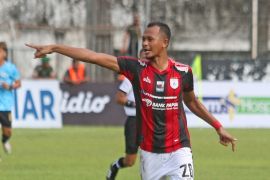 Sansan minta masyarakat Papua dukung langsung Persipura  Jayapura di stadion