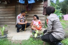 Polres Polewali Mandar berikan bansos kebutuhan pokok warga desa terpencil