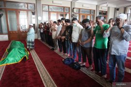 Pemakaman seniman ludruk Cak Sapari