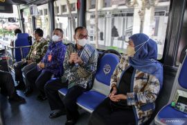 Uji coba bus listrik E-Inobus di Surabaya