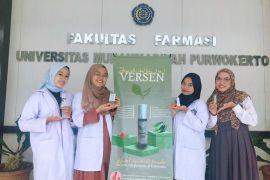 Mahasiswa Farmasi UMP bikin jamu oles dari daun kersen