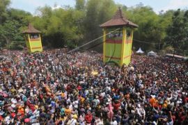 Tradisi Sebar Apem Yaa Qawiyyu