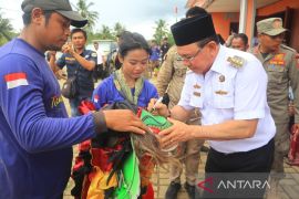 Kotabaru serahkan bantuan beras untuk warga miskin