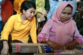 Istri Panglima TNI Andika Perkasa kagumi pembuatan kain tenun Masalili