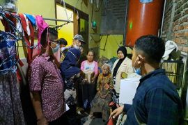 Dinsos Surabaya dampingi nenek yang disuruh mengemis anaknya