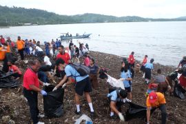 Komunitas lingkungan bersihkan 3.891 kg sampah di Pantai Passo Ambon, patut diapresiasi