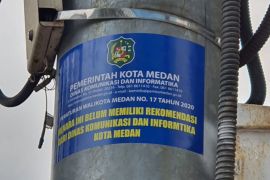 Diskominfo Medan tempel 39 stiker di tiang menara telekomunikasi