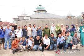 Bupati Tapsel - IKAPSI dan PSPS bersama bantu korban kebakaran Pasar Sipirok
