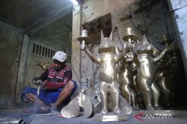 Kerajinan patung cor kuningan di Jombang