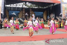 Tarian kolosal "Pesona Kalimantan"  tampil pada TKTB XXI di Kaltim