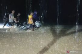 Jalur utama penghubung antarkabupaten di Cianjur terputus sementara