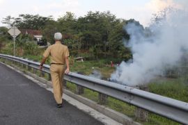 Ganjar ikut padamkan api di pinggir tol Bawen-Ungaran cegah kecelakaan
