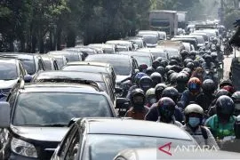 Saat terjadi gempa bumi,  apa yang harus dilakukan pengendara mobil