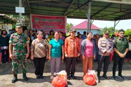 Pemkab Landak distribusikan bantuan sosial kenaikan BBM ke pedagang