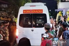 Jenazah Azyumardi Azra tiba di rumah duka di Ciputat