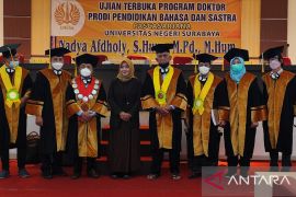 Harapkan sastra sebagai emansipasi, mahasiswa Unesa raih doktor nilai "cumlaude"