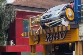 Mobil nyaris terjun dari lantai dua gedung parkir Rumah Sakit Polri