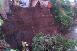 Seorang  lansia tertibun longsor di Banyumas