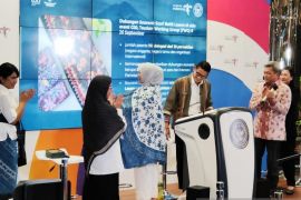 Kolaborasi APR, Maranatha dan Lasem Hasilkan Scarf Batik Sustainable untuk Working Group G20