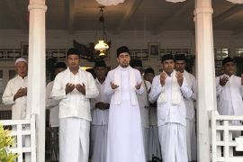 Ribuan warga Maluku mengikuti tradisi mandi safar di Desa Hitulama Malteng