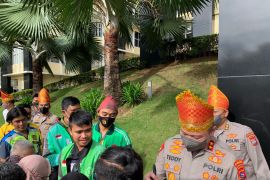 Polda Sumbar tebar 3.000 paket bantuan sosial bagi pengemudi angkutan umum