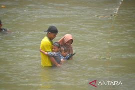 Ritual mandi safar di Atinggola dipadati pengunjung