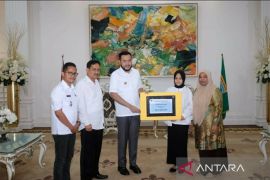 Bank Nagari beri beasiswa CSR ke Zahra, diserahkan WakoFadly