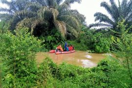 Petani Abdya hanyut di sungai